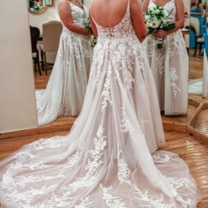 Elegant White Lace Wedding Dress